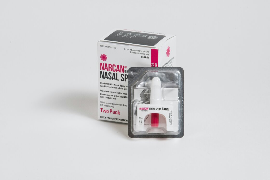Photo of a dose of Narcan sitting in front of a Narcan box